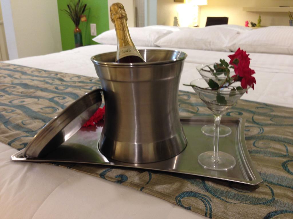 Romantic Inn & Suites Dallas Bagian luar foto