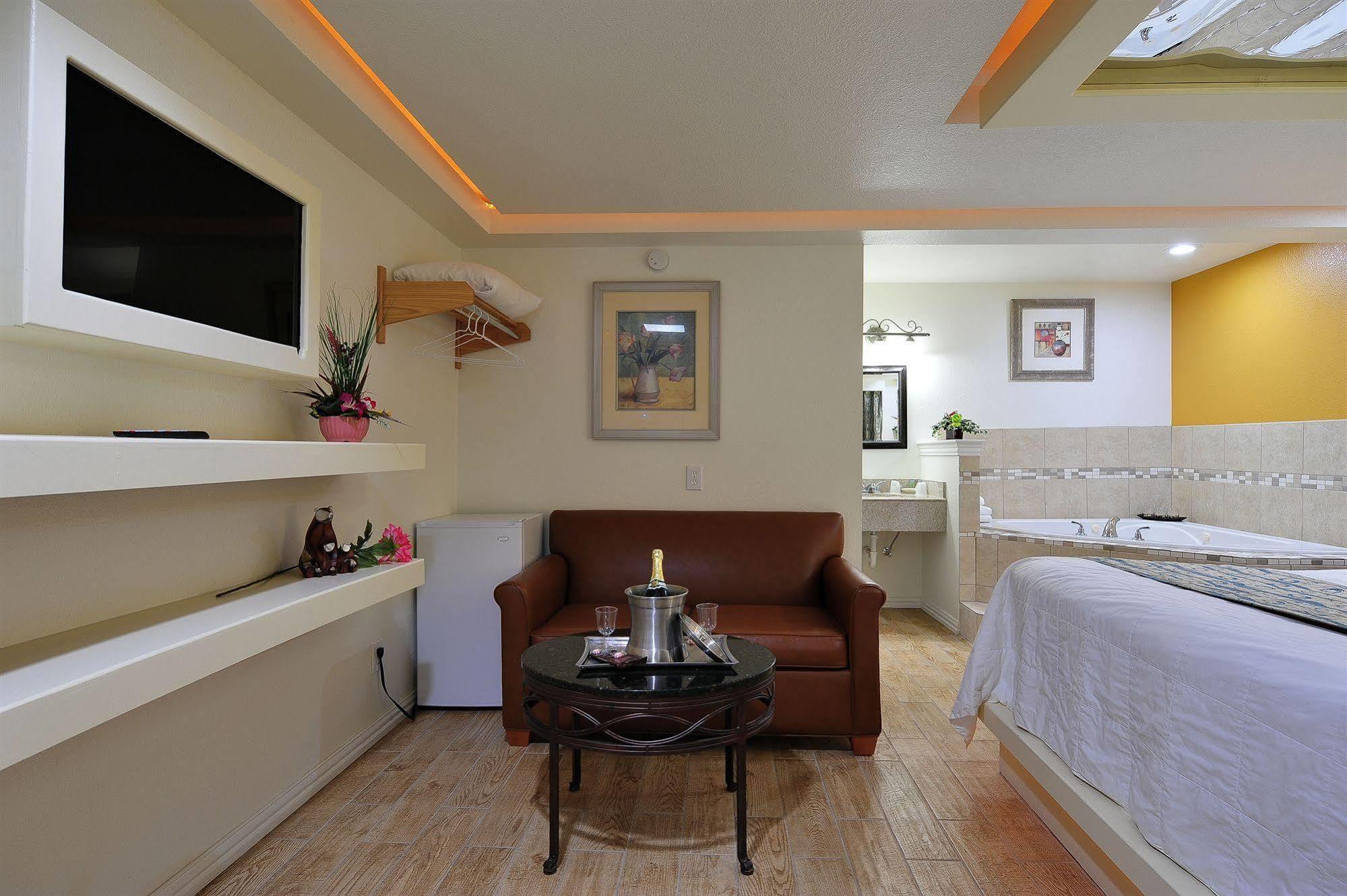 Romantic Inn & Suites Dallas Bagian luar foto