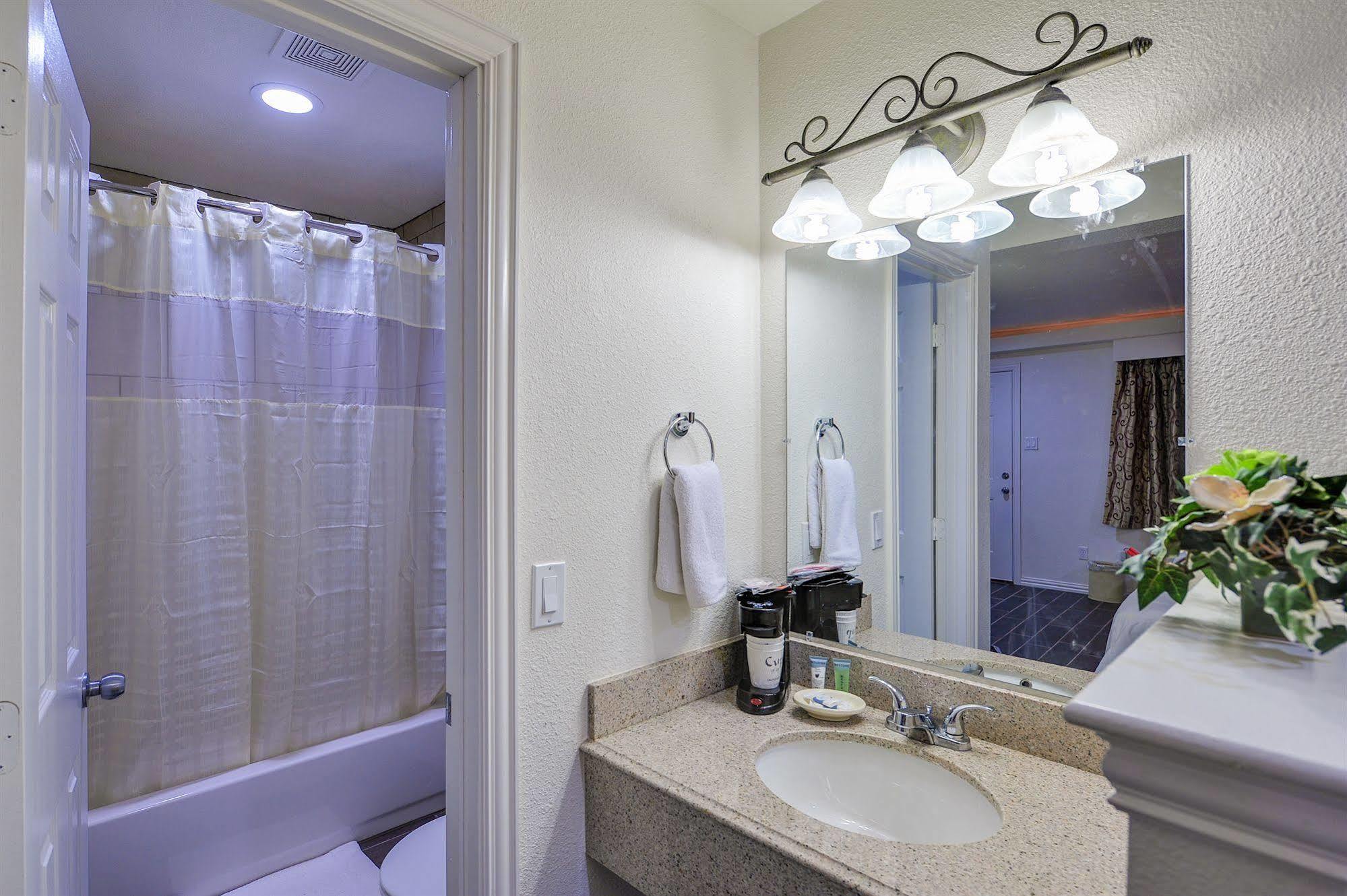 Romantic Inn & Suites Dallas Bagian luar foto