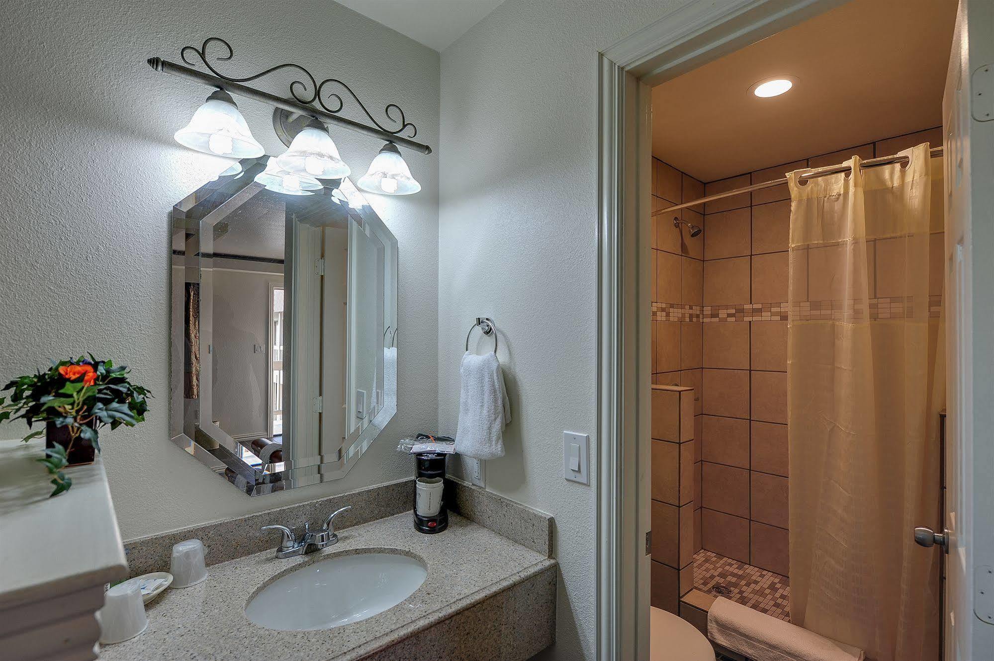 Romantic Inn & Suites Dallas Bagian luar foto