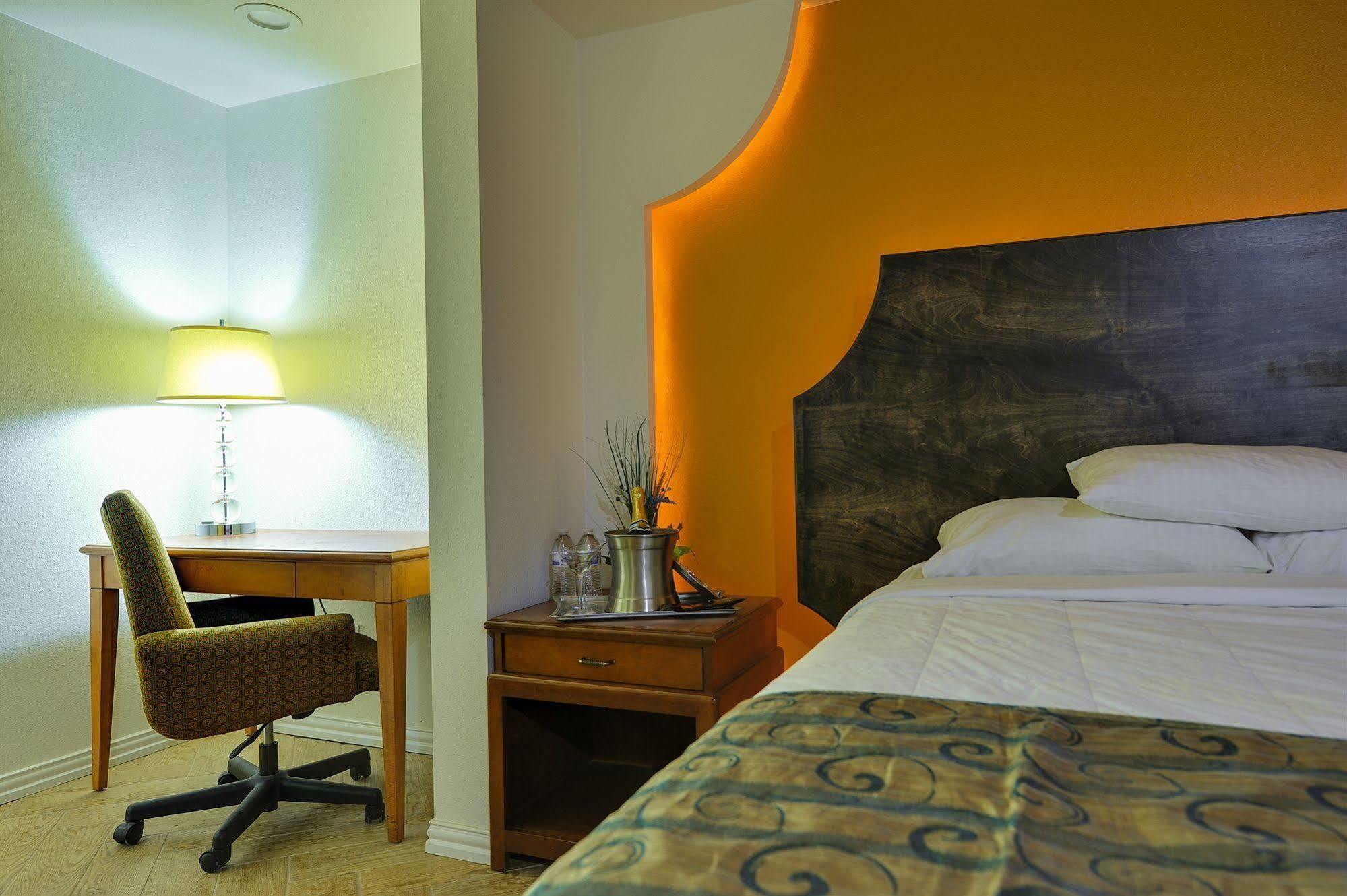 Romantic Inn & Suites Dallas Bagian luar foto
