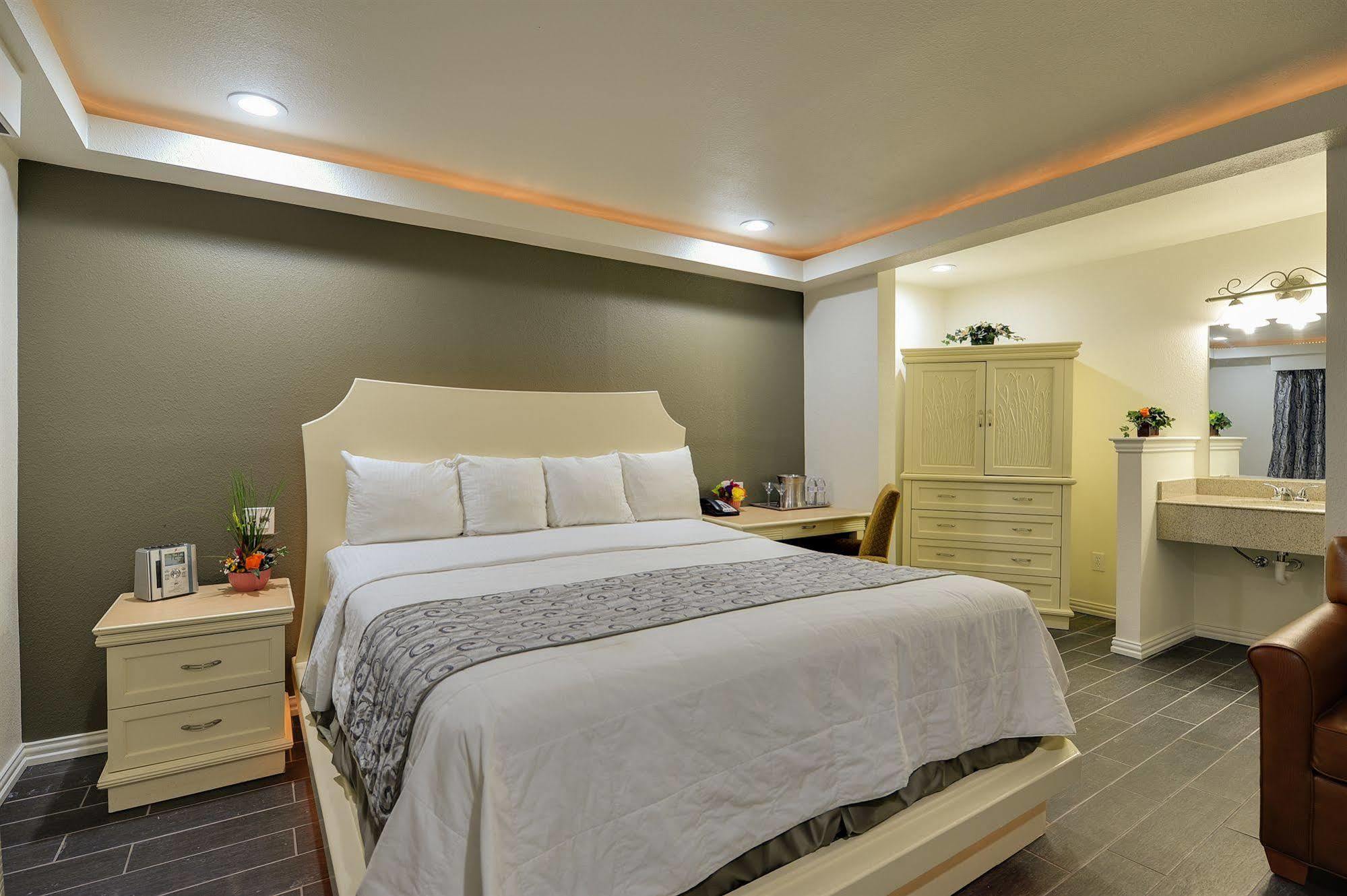Romantic Inn & Suites Dallas Bagian luar foto