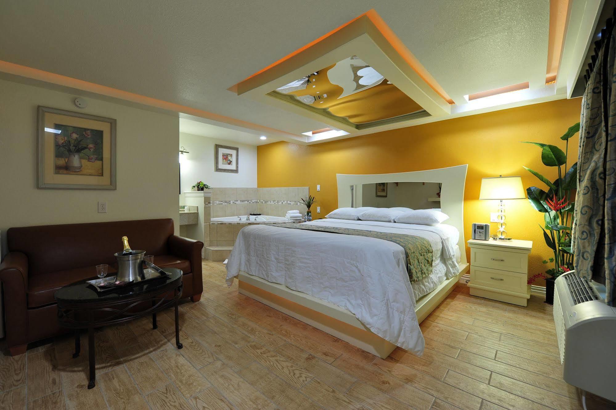 Romantic Inn & Suites Dallas Bagian luar foto