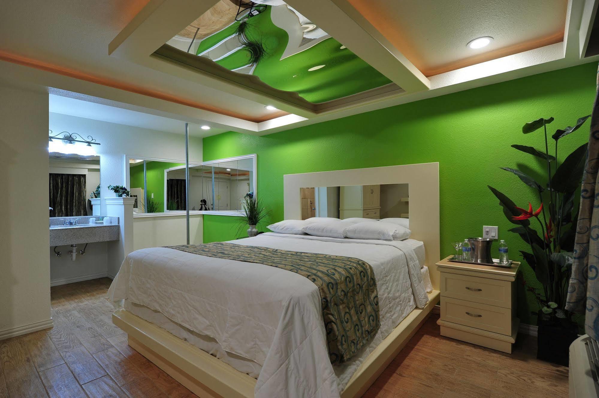 Romantic Inn & Suites Dallas Bagian luar foto