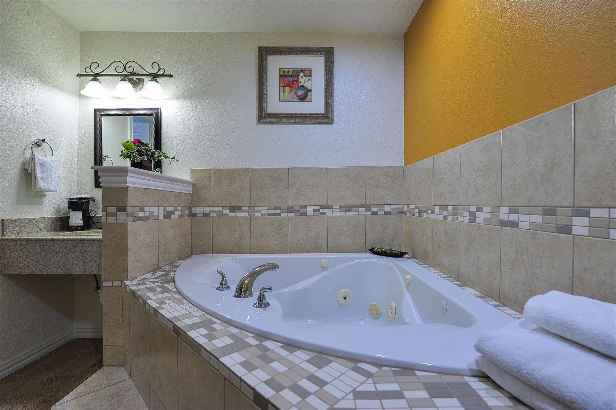 Romantic Inn & Suites Dallas Bagian luar foto