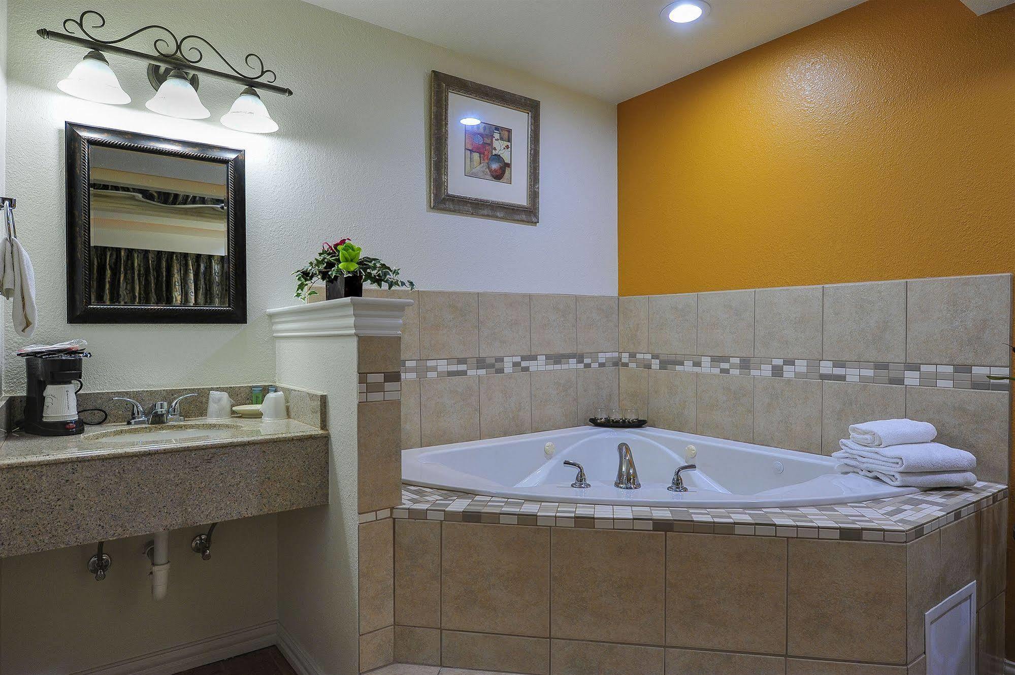 Romantic Inn & Suites Dallas Bagian luar foto